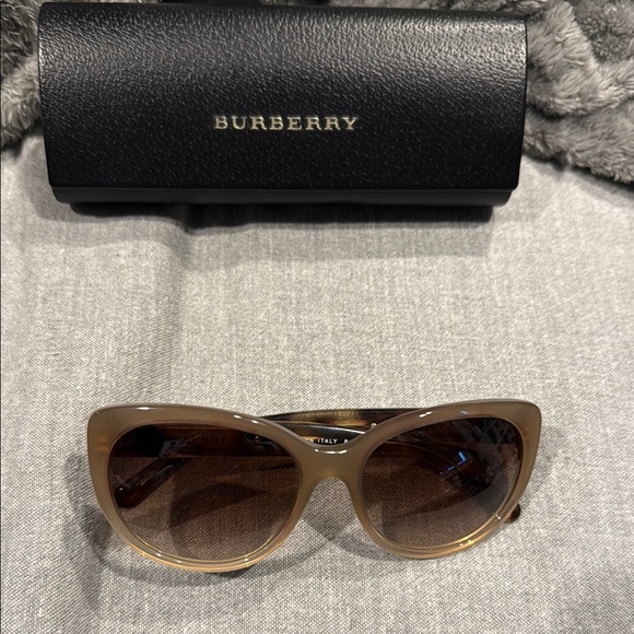 Burberry sunglasses - Picture 1 of 3